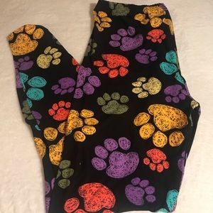 NEW NEVER WORN LEGGINGS - paw print plus size